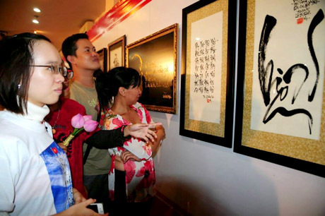 Triển lãm thư pháp với chủ đề “Tổ quốc gọi tên mình”