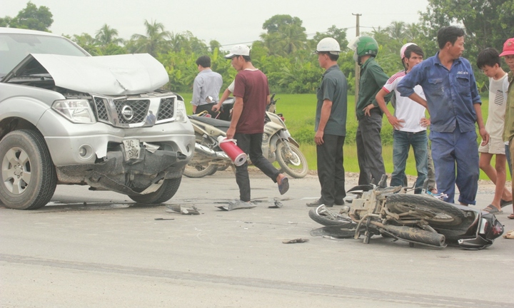 Xe máy đâm trực diện ô tô, 2 người thương vong