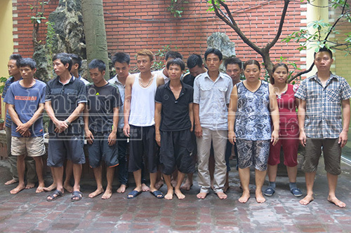 “Phi thân” từ tầng 2 như phim hành động, 6 con bạc gãy chân