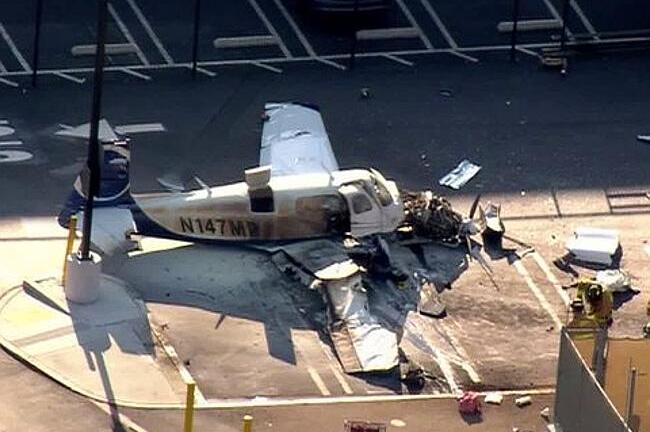 Mỹ: Phi cơ rơi xuống bãi đỗ xe, một người thiệt mạng