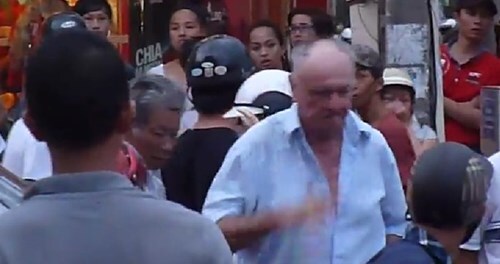 Phụ nữ bị khách Tây đánh gãy sống mũi đòi bồi thường