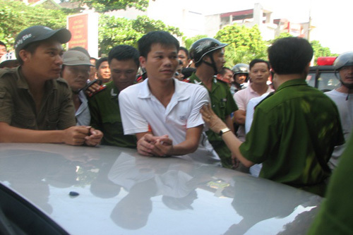 Bắt tạm giam, khởi tố thanh niên ăn vạ sau khi va chạm giao thông