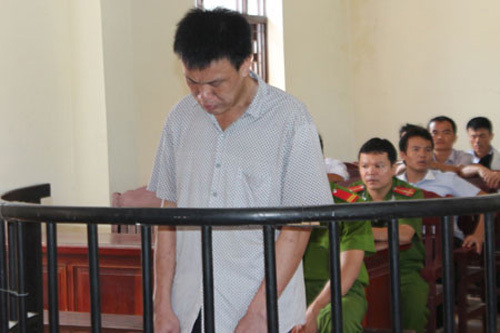 Mang súng giết “bồ nhí”, bắn nhầm cháu bé hàng xóm