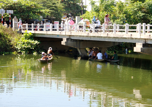 Thi thể nam sinh viên nổi trên sông sau vụ trai làng hỗn chiến
