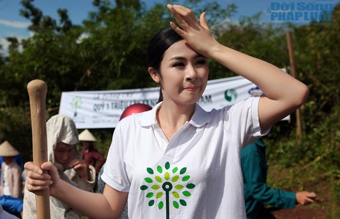 Ngọc Hân trồng cây giữa trời nắng tại Điện Biên Phủ
