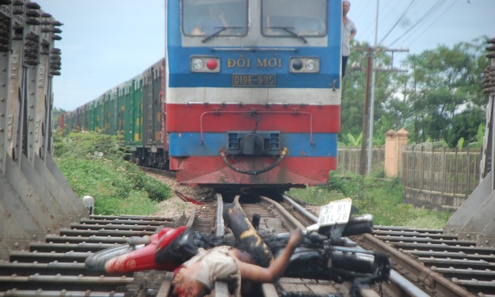 Băng qua đường sắt, một người đàn ông chết thảm
