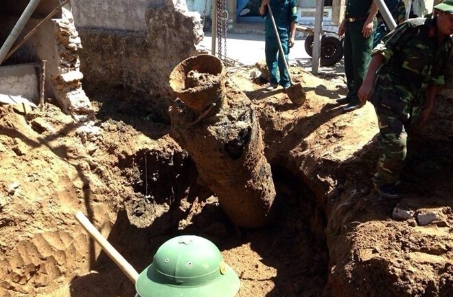 Đầu đạn tên lửa nặng hơn 200kg nằm dưới lòng nhà
