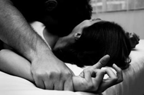 Đe dọa, ép nữ sinh quan hệ tình dục nhiều lần để trừ... tiền