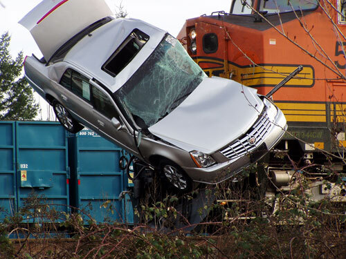 Tàu hỏa húc taxi rơi xuống ao cách 10m