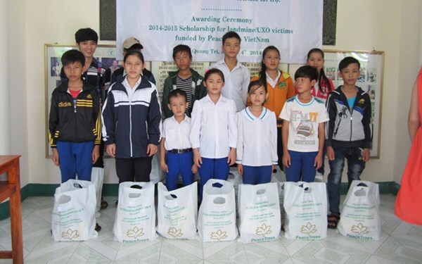 Hàng trăm học bổng dành cho con em nạn nhân bom mìn