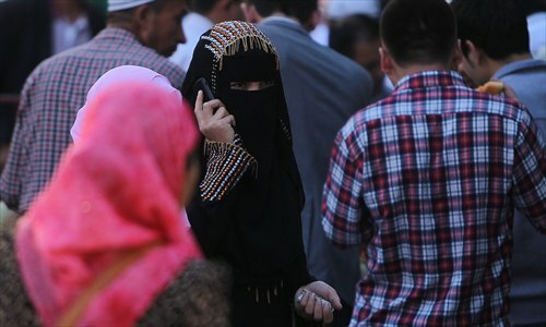 Tân Cương cấm người dân đeo mạng, để râu dài lên xe buýt