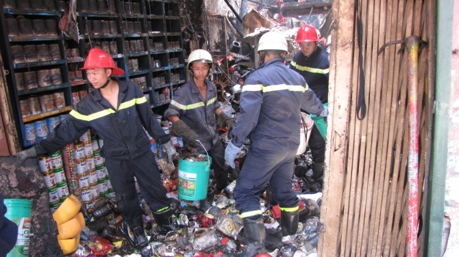 Clip: Tiệm tạp hóa phát hỏa, người dân hoảng loạn