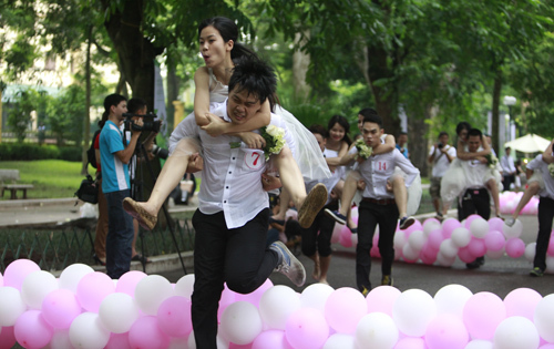 Cảnh chú rể vừa bế cô dâu vừa chạy ở Hà Nội