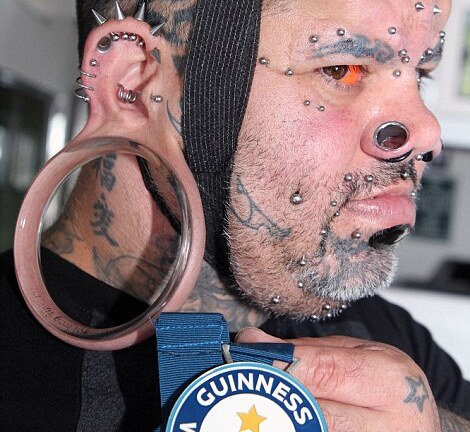 Người đàn ông có dái tai kỳ lạ, lớn nhất thế giới