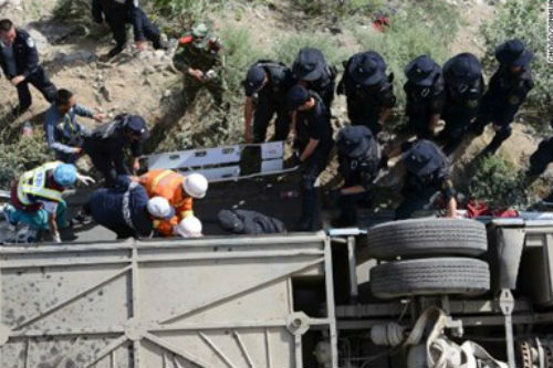 Xe buýt du lịch rơi xuống vực, ít nhất 44 người thiệt mạng