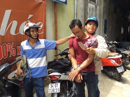 Hàng trăm người dân xem 