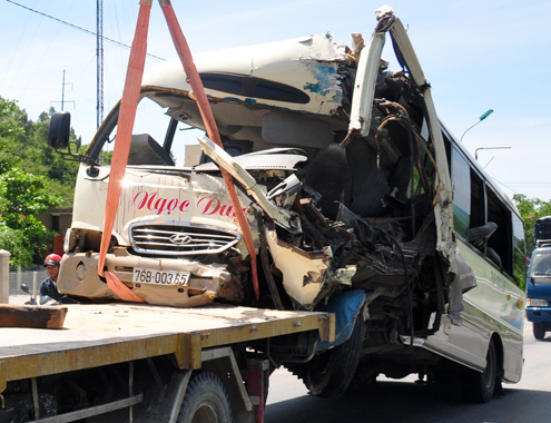 Xe khách đấu đầu, 23 hành khách nhập viện