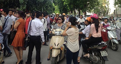 Tắc đường vì tranh nhau nộp hồ sơ thi công chức