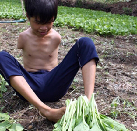 Cảm động cậu bé không tay học giỏi biết tự đạp xe đến trường