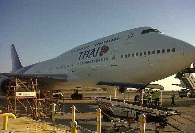Máy bay Thái Lan hạ cánh khẩn cấp do vỡ kính buồng lái  