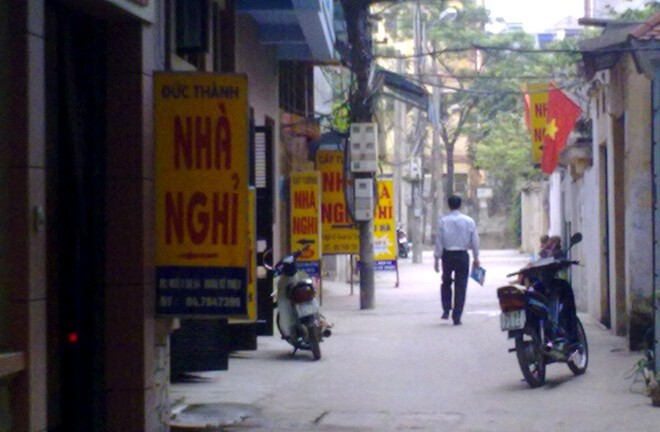 Nhà nghỉ, taxi đắt khách sau vụ nổ trạm biến áp chung cư