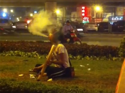 Clip: Chết cười với thiếu nữ phê thuốc lào nằm bò dưới đất