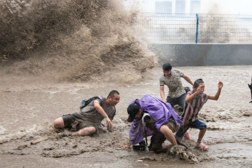 Trung Quốc: “Thủy triều Quỷ Vương” đánh ngã hàng loạt du khách