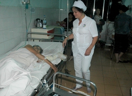 Lao vào cứu con đang cháy như đuốc, mẹ già nguy kịch