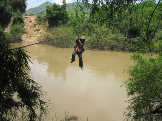 Đu dây cáp qua sông, một phụ nữ rơi từ độ cao 10m