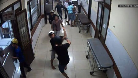 Hỗn chiến trong viện, bác sĩ và bệnh nhân chạy tán loạn