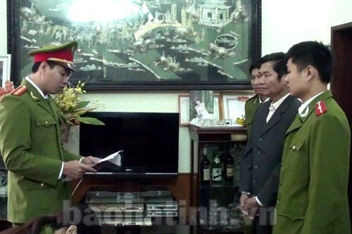 Bắt tạm giam nguyên phó chủ tịch huyện Nghi Xuân