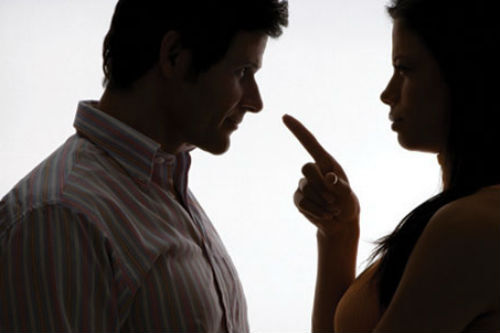 Tình huống trớ trêu: Vợ/chồng cùng dắt bồ vào quán cafe