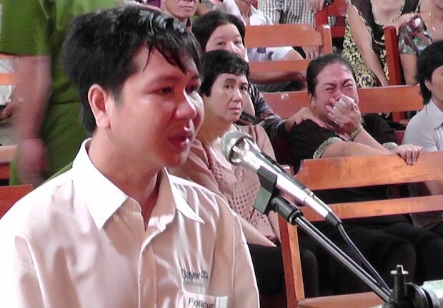 Thầy giáo tạt axít vào đồng nghiệp lĩnh 4 năm tù giam