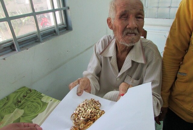 Người hành khất 'tỷ phú' được trả lại gần 10 lượng vàng