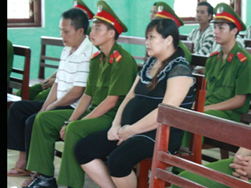 Người cha ác thú và người tình cùng nhau đánh chết con lĩnh án