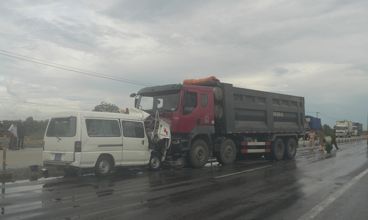 Xe cứu thương đối đầu xe tải, 5 người thương vong