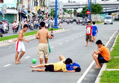 Clip: Rùng mình xem cảnh trẻ em chơi đá bóng với “tử thần”