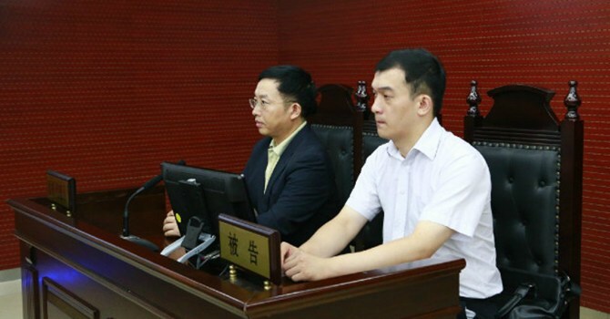 Giáo sư Trung Quốc ra tòa vì tố giác