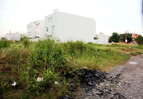 Đi tâm sự ở bãi đất trống, phát hiện xác chết bị cắt cổ