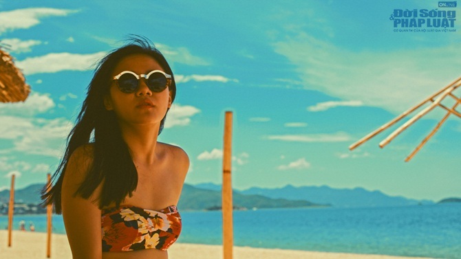 Văn Mai Hương nóng bỏng với bikini trên biển