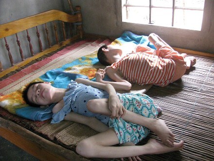 Vợ chồng nghèo nuôi 5 người con bị nhiễm chất độc da cam