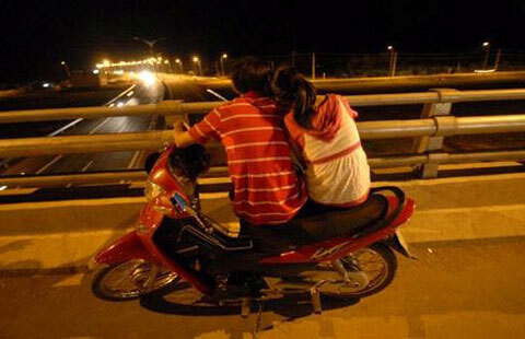 Những tai nạn oái oăm khi đôi trẻ hẹn hò nơi vắng vẻ