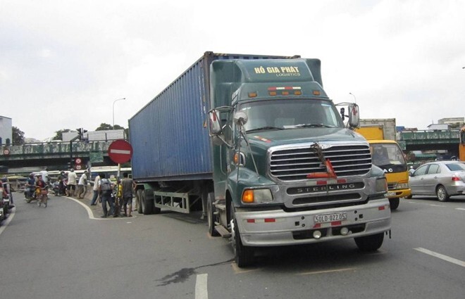 Clip: Xe đầu kéo cán người phụ nữ bán vé số tử vong