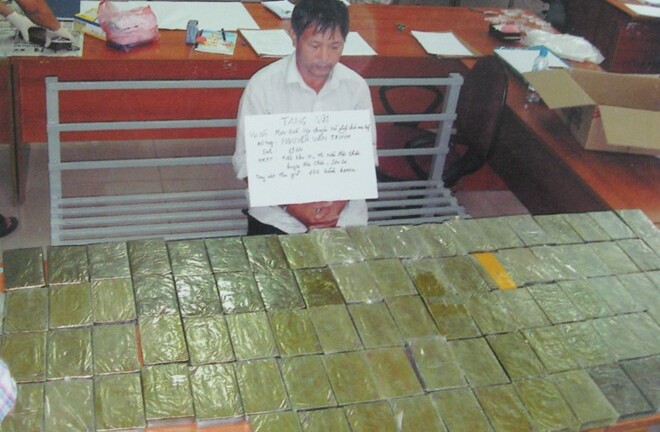 Giấu cả trăm bánh heroin vào tủ quần áo cho người tình