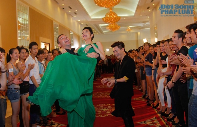 Adam Williams bất ngờ bế bổng Xuân Lan khi catwalk