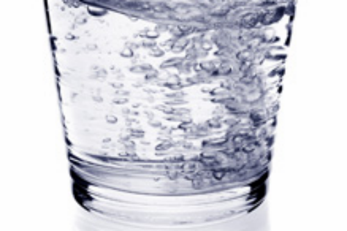 Nước đun sôi để nguội lâu ngày sẽ tự sinh chất gây ung thư