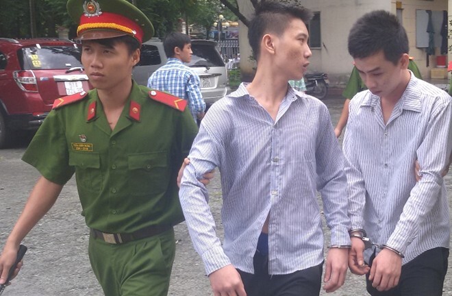 Đang cưỡng hiếp thiếu nữ, bị công an ập vào bắt quả tang