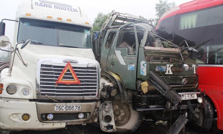 Tai nạn liên hoàn, 5 người bị thương