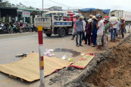 Về gần đến nhà, hai mẹ con bị xe tải cán chết