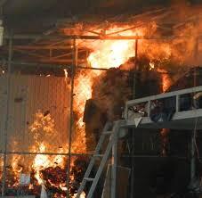 Phóng hỏa đốt nhà tình địch vì bị